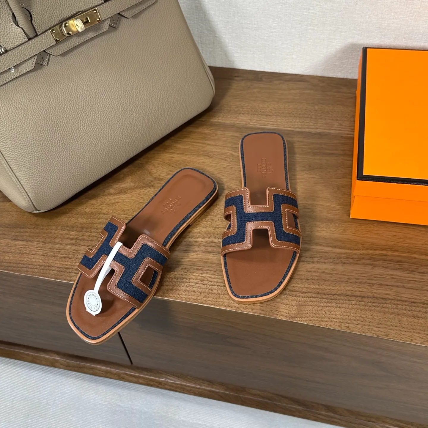 👟👟Ex-factory price 440👟👟 Hermes Hermes H slippers Oasis sandals series——————————Fashionable and versatile Super comfortable Every detail is made to the extreme Original swift calfskin Original 1:1 exclusive private mold upper/original leather outsole ▪️Packaging: Each pair of shoes comes with packaging ▪️SIZE: 35~42 (.40.41.42 customization is non-refundable and non-exchangeable)